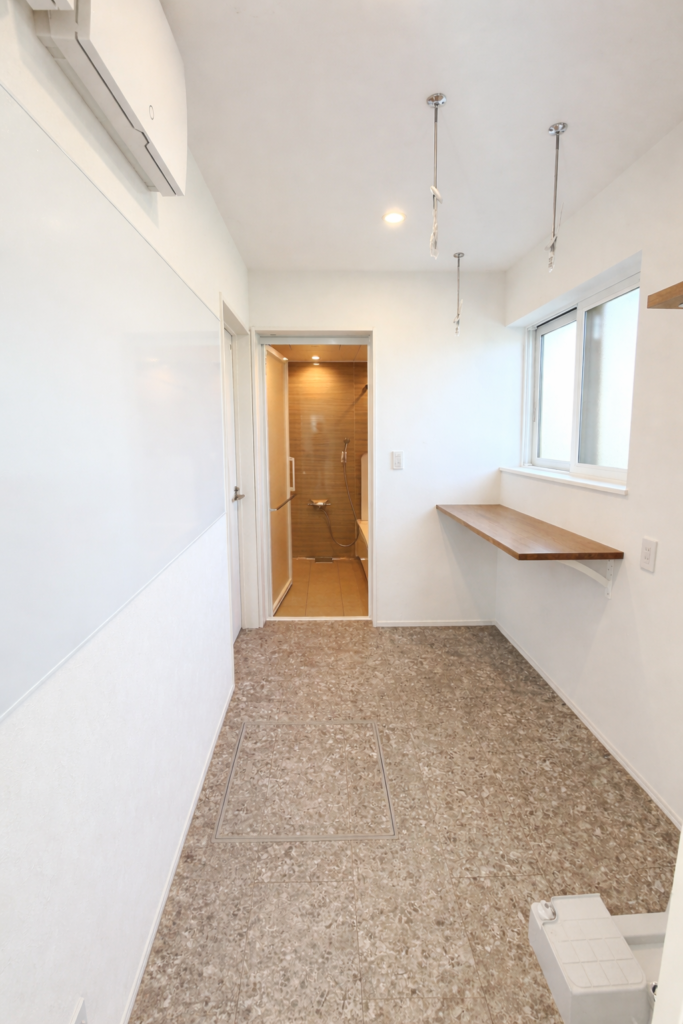 ホスクリーンとカウンターがついている脱衣室