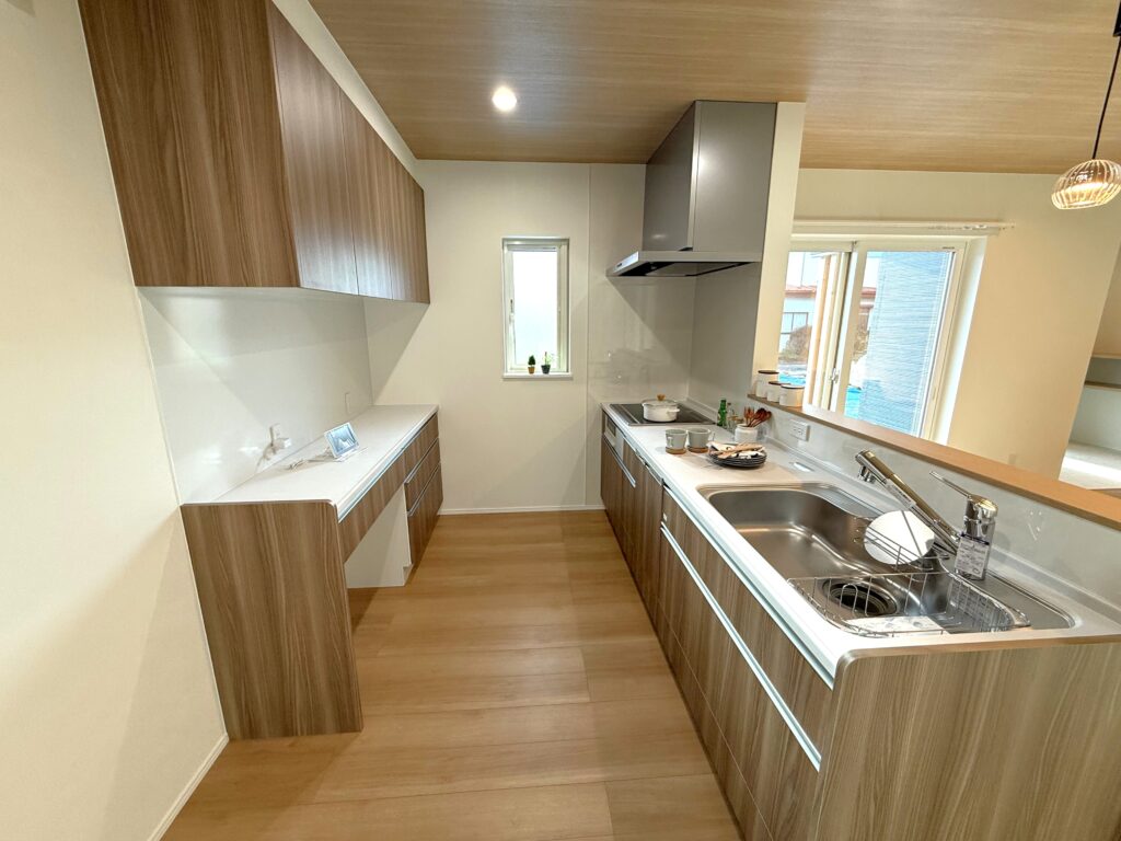 対面キッチンとカップボード