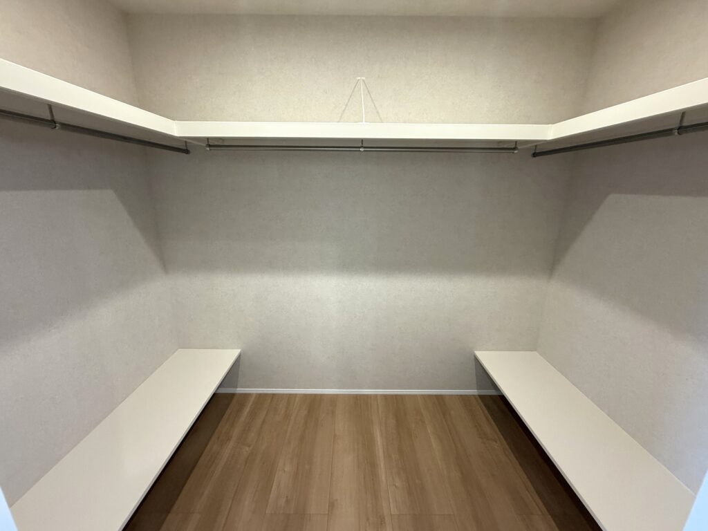 洗面所に繋がるウォークインクローゼット