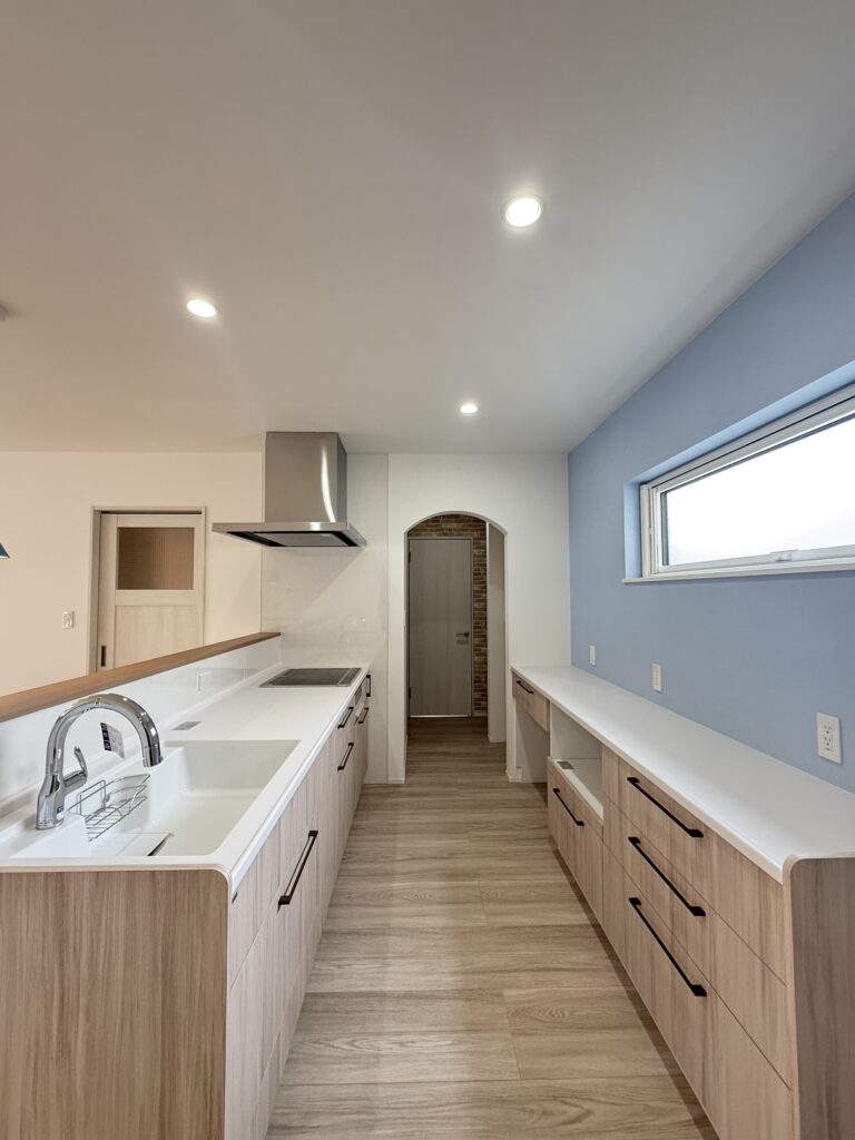 収納充実の対面キッチン