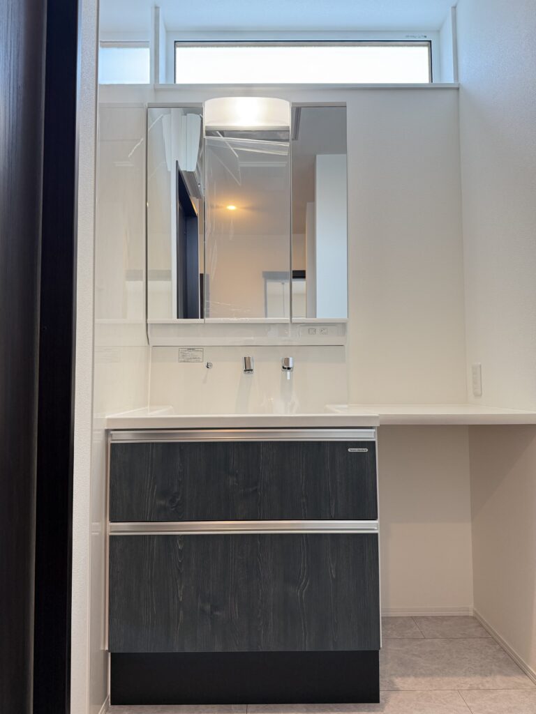 三面鏡の洗面台